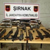 Şırnak'ta bir arabadan 10 tane uzun namlulu silah çıktı Şırnak'ta bir arabadan 10 tane uzun namlulu silah çıktı