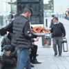 Hep aynı numara! Simitçi kılığındaki kişi bayılma numarası yaptı (Güncel haberler) Hep aynı numara! Simitçi kılığındaki kişi bayılma numarası yaptı (Güncel haberler)