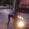 Bağcıklarını bağlamak için otobüs durdurdu! Bağcıklarını bağlamak için otobüs durdurdu!