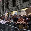 ABD Başkanı Donald Trump, başkanlığı döneminde ilk kez geldiği New York'taki evinin bulunduğu Trump Tower önünde protesto edildi