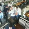 Bir anda ortalık karıştı! Tekmeli yumruklu kavga kamerada Bir anda ortalık karıştı! Tekmeli yumruklu kavga kamerada