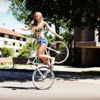 Bisiklet üzerinde harikalar yaratan kadın