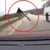 Otoyolda mucize kurtuluş! Çamurluk otomobili teğet geçti Otoyolda mucize kurtuluş! Çamurluk otomobili teğet geçti