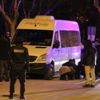 Minibüsün altına saklanıp boğazına bıçak dayadı Minibüsün altına saklanıp boğazına bıçak dayadı