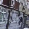 Fatih'te evin penceresinden giren hırsız kamerada Fatih'te evin penceresinden giren hırsız kamerada