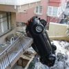 Üsküdar'da kaza. 10 metre kaydı bahçeye uçtu dik durdu Üsküdar'da kaza. 10 metre kaydı bahçeye uçtu dik durdu