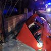 Kanala devrilen otomobildeki 4 kişi yaralandı Kanala devrilen otomobildeki 4 kişi yaralandı