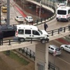 Ambulansa yol vermek isterken asılı kaldı