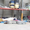 Eylemdeki işçiler fabrika bahçesinde uyuyor