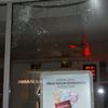 Bankanın camlarını tuzla buz etti Bankanın camlarını tuzla buz etti