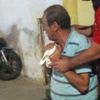Kopan parmağını eline alıp kahvehaneye gitti Kopan parmağını eline alıp kahvehaneye gitti