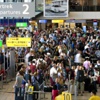 Schiphol havalimanında eylem uzun kuruklar oluşturdu