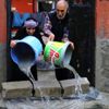 Evlerini su basan vatandaşlar çileden çıktı Evlerini su basan vatandaşlar çileden çıktı