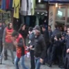 Saldırganı linçten polis kurtardı