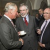 Prens Charles ile Gerry Adams tokalaştı