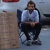 Dert dinleme başı 10 TL alan genç gezgin, derdiyle kendisini ağlatana da 100 TL veriyor