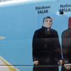 Diyarbakır'da AK Parti seçim otobüsüne saldırı Diyarbakır'da AK Parti seçim otobüsüne saldırı