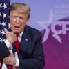 Trump'ın bayrak pozu alay konusu oldu Trump'ın bayrak pozu alay konusu oldu