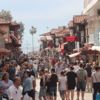 Denize giremeyen turistler Side sokaklarını doldurdu bol bol alışveriş yaptı