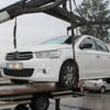 Plakasını çamurla gizledikleri araçla kaçmaya çalıştılar Plakasını çamurla gizledikleri araçla kaçmaya çalıştılar
