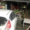 Otomobil dükkana dalıp merdivenlerde asılı kaldı Otomobil dükkana dalıp merdivenlerde asılı kaldı