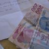 Mahalle bakkalına çocukluk döneminde yaptıklarına karşılık 500 TL bırakıp helallik istedi Mahalle bakkalına çocukluk döneminde yaptıklarına karşılık 500 TL bırakıp helallik istedi