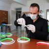 Öğretmenler odasında siperlik maske üretiyorlar Öğretmenler odasında siperlik maske üretiyorlar