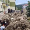 Okul bahçesinde yapılan kazıda göçük meydana geldi: İki işçi toprak altında kaldı