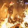 Terör saldırısını protesto edenler ortalığı ateşe verdi Terör saldırısını protesto edenler ortalığı ateşe verdi