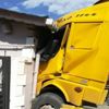 Silivri'de hafriyat kamyonu eve girdi