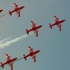 Hindistan akrobasi gösterisi yapan iki jet çarpıştı Hindistan akrobasi gösterisi yapan iki jet çarpıştı