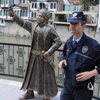 Amasya'daki selfie çeken şehzade heykeli polis korumasına alındı
