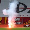 Galatasaray-Fenerbahçe derbisinde paraşütlü havai fişek atanlar yakalandı Galatasaray-Fenerbahçe derbisinde paraşütlü havai fişek atanlar yakalandı