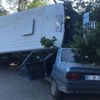 Freni boşalan minibüs otomobilin üzerine devrildi Freni boşalan minibüs otomobilin üzerine devrildi