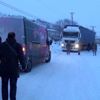 Buz tutan yolda kayan 2 TIR yolu ulaşıma kapattı Buz tutan yolda kayan 2 TIR yolu ulaşıma kapattı