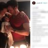 Azra Akın bebeğini gösterdi Azra Akın bebeğini gösterdi
