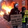 Fransa'da güvenlik yasa tasarısının protesto edildiği gösterilerde şiddet olayları yaşandı