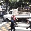 Vatandaşlar dehşete düştü! Caddede sopalı bıçaklı kavga Vatandaşlar dehşete düştü! Caddede sopalı bıçaklı kavga