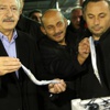 Kılıçdaroğlu, Trabzon'da balıkçı esnafını gezdi, balık sattı Kılıçdaroğlu, Trabzon'da balıkçı esnafını gezdi, balık sattı