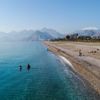 Antalya'da, sahiller turist ve köpeklere kaldı Antalya'da, sahiller turist ve köpeklere kaldı