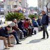 Halk uyarılara aldırış etmeyince meydandaki banklar ...