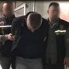 Cami önünde yaşlıların ellerini öpüp, ceplerindeki paraları çalıyorlar