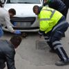 Can acısıyla sığındığı otomobilin altından güçlükle çıkarıldı Can acısıyla sığındığı otomobilin altından güçlükle çıkarıldı