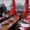 THY Genel Müdürü makamında minikleri ağırladı THY Genel Müdürü makamında minikleri ağırladı