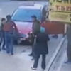 Merakını yenemeyen çocuk otomobilin altında kaldı. Kan donduran görüntüler Merakını yenemeyen çocuk otomobilin altında kaldı. Kan donduran görüntüler