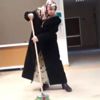 Muayene için geldiği hastanede temizlik yaptı