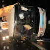 Yolcu otobüsü devrildi: 25 yaralı Yolcu otobüsü devrildi: 25 yaralı