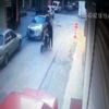 Elektrikli motosikletin çalınma anı güvenlik kamerasında Elektrikli motosikletin çalınma anı güvenlik kamerasında