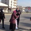 Trafiği tehlikeye düşüren kadın, polise zor anlar yaşattı