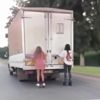 Ölüm yolculuğu yürek hoplattı. Kamyonete tutunan patenli kızların pişkinliği. Abi çekme annem kızıyor. Ölüm yolculuğu yürek hoplattı. Kamyonete tutunan patenli kızların pişkinliği. Abi çekme annem kızıyor.